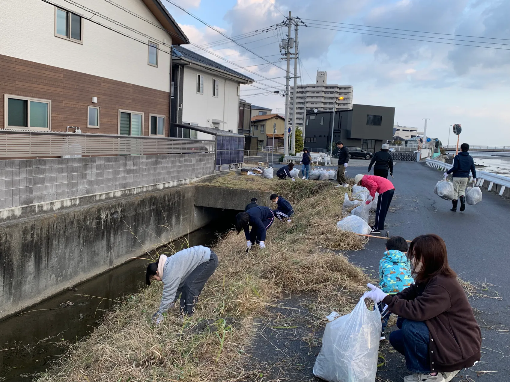 参加「香西地区 河川・水路统一清洁」（香川县高松市）