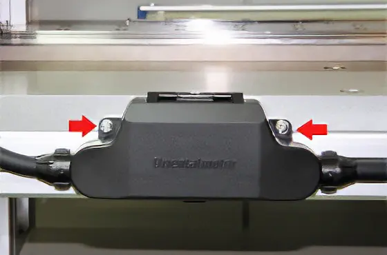 通过2个位置的可调节螺丝固定在设备上