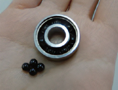 轴承受采用陶瓷滚珠轴承