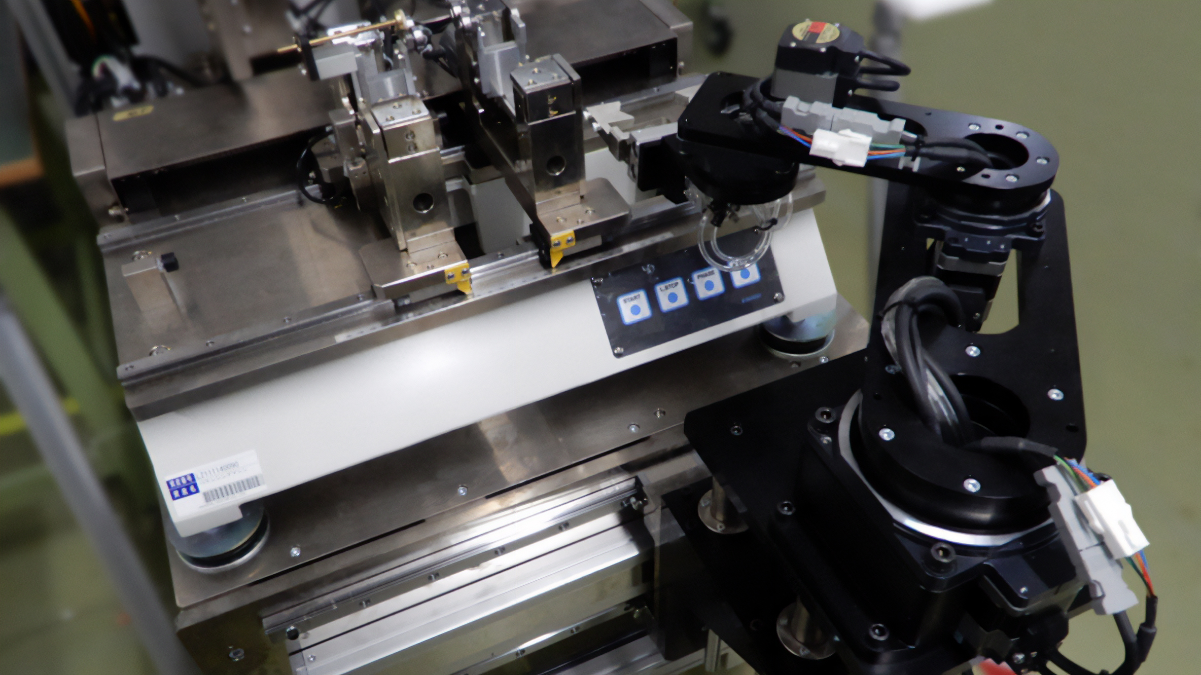 鹤冈事业所 内製SCARA机器人（照片右边的黑色手臂部分）