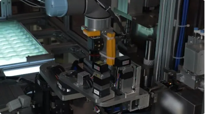 安装了多个机器人的设备照片