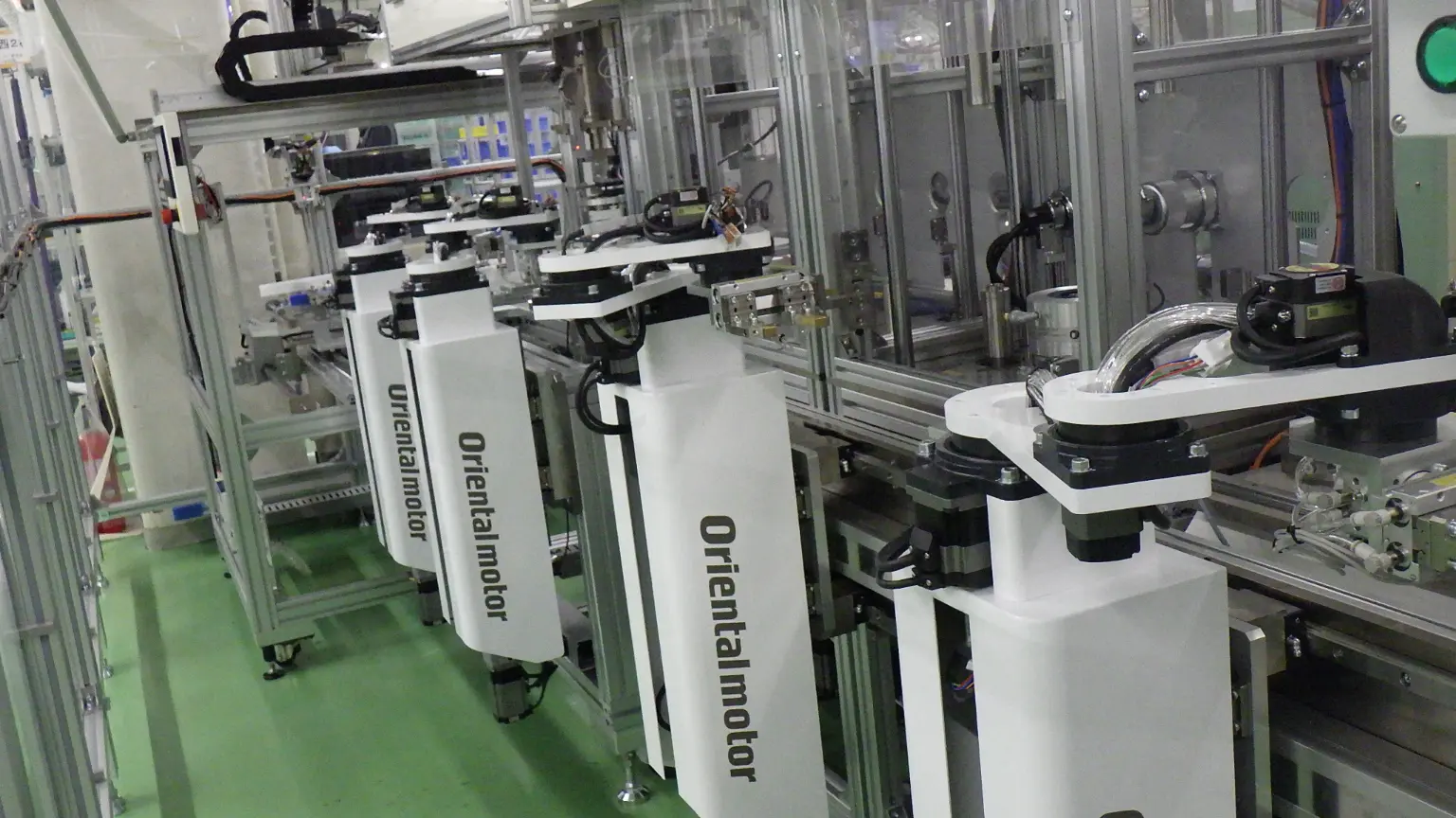 看着笔记本电脑苦恼的男性